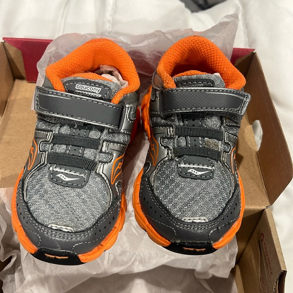 Toddler sneaker size 6m